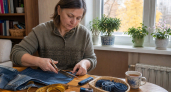 Старые джинсы распускаю, словно синюю лапшу: каждая полоса получает новую работу в доме и саду