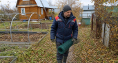 Пластиковую сетку с Ozon раскатываю метрами: сворачиваю огородные «башни» — от опор для огурцов до ёмкостей для компоста