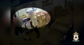 21-летняя нижегородка и ее взрослый друг устроили охоту за икрой в супермаркетах