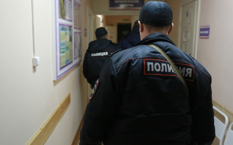 В Нижегородской области полицейский с коллегами избил любовника своей жены
