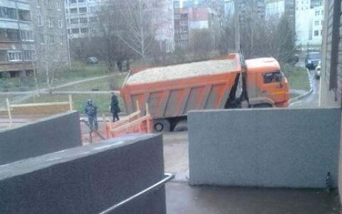 Ещё один "КамАЗ" провалился под асфальт в Нижнем Новгороде