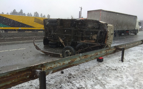 Нижегородец на Газели влетел в отбойник и скрылся, прихватив самое ценное (ФОТО)
