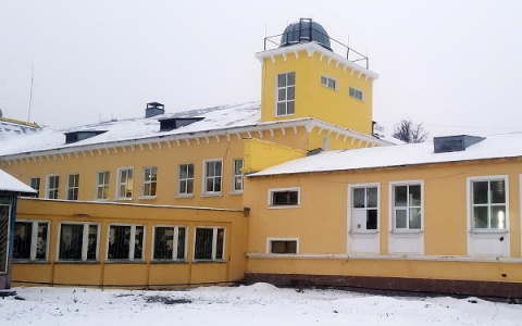 Фасад одной из нижегородских школ отремонтировали наполовину