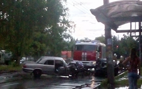 Машина с молодоженами разбилась в массовом ДТП в Автозаводском районе (ФОТО)