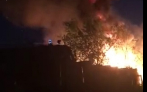 Массив сараев сгорел в Сормовском районе (ВИДЕО)
