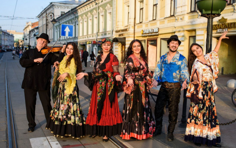 Цыганский ансамбль "Бричка" знакомит нижегородцев со своей культурой