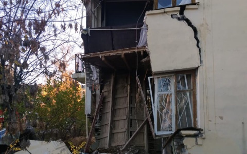 Стена жилого дома обрушилась на Бору (ФОТО)