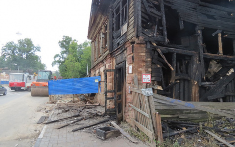 Аварийный дом сгорел в Урене: два человека погибли