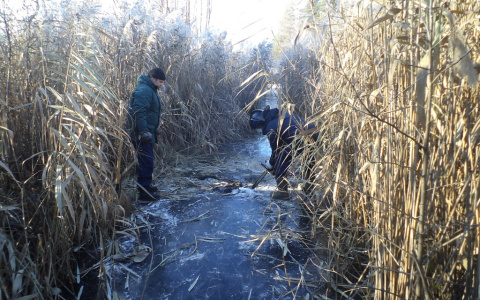 Шокирующая находка: вмерзшее в лед тело мужчины обнаружили в Дзержинске (ФОТО)