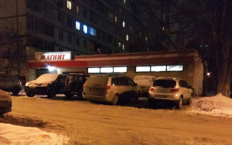Стоянка по понятиям: в Приокском районе водители платят деньги за парковку своих авто у дома