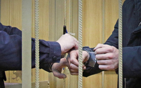 В Выксе влюбленный депутат предстал перед судом за дачу взятки полицейскому