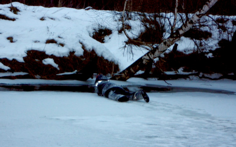 Двое школьников спасли мужчину, провалившегося под лед на Мещерском озере (ВИДЕО)