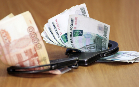 Начальник пункта полиции в Спасском погорел на взятке в 30 тысяч рублей