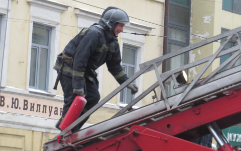 15 человек эвакуировали из горящего дома в Нижнем Новгороде