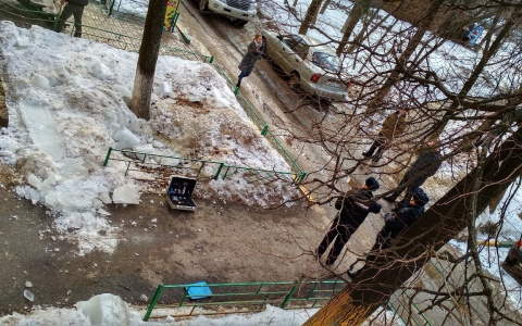 Глыба льда упала на трехлетнего мальчика и коляску с месячной девочкой в Нижнем Новгороде (ФОТО)