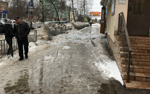 Еще одна жертва: на 21-летнюю девушку упала ледяная глыба в Дзержинске