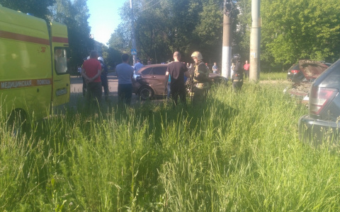 Три авто не разъехались на перекрестке в Ленинском районе: есть пострадавшие (ФОТО)