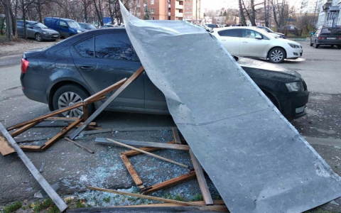 В Нижнем Новгороде ветром снесло балкон на припаркованную иномарку