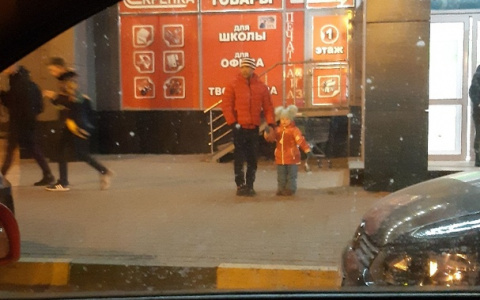 Ребенка таскают по стоянке: мужчина вывел маленькую девочку попрошайничать около ТЦ на Автозаводе