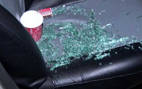 Пьяный мужчина разбил машину такси молотком в Дзержинске