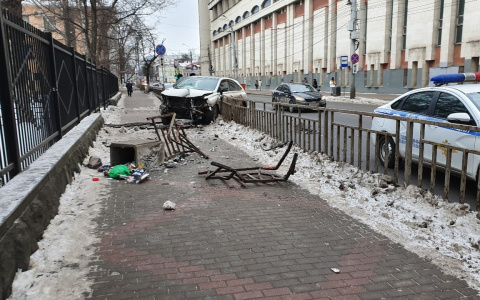 Внедорожник вылетел на тротуар около нижегородского лицея № 40 на Варварке (ВИДЕО)