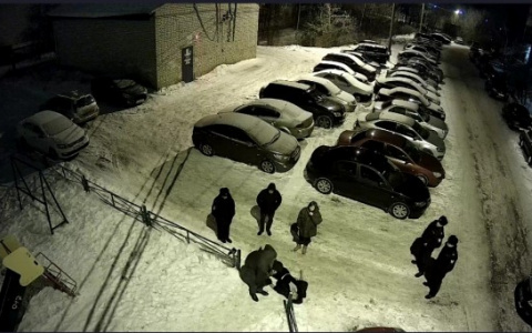 Неизвестный мужчина оставил во дворе одного из домов Арзамаса труп и уехал (ВИДЕО)