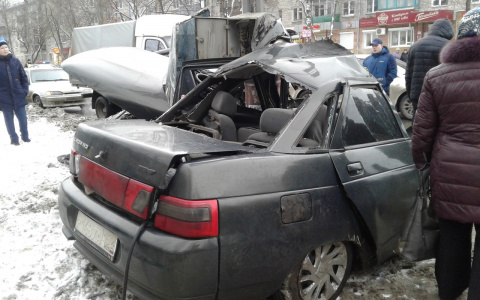 Момент смертельного ДТП на улице Светлоярской в Нижнем Новгороде попал на видео