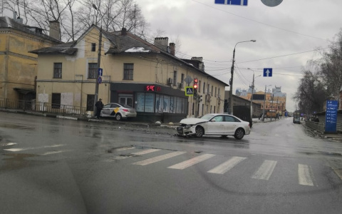 «Летают как угорелые»: на перекрестке улиц Керченской и Совнаркомовской такси протаранило столб и магазин (ВИДЕО)