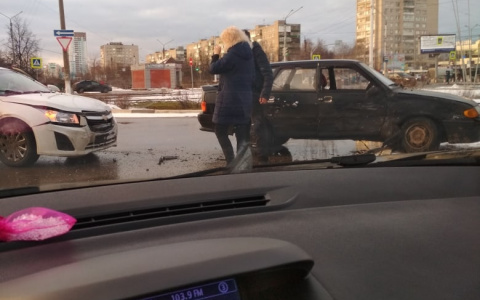 Там постоянно бьются: две легковушки не поделили пустой перекресток на бульваре Химиков в Дзержинске