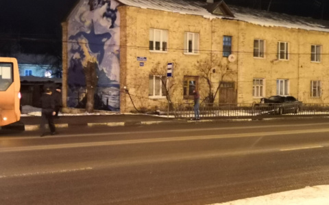 Иномарка на скорости выехала на тротуар и снесла столб в Нижнем Новгороде (ФОТО, ВИДЕО)