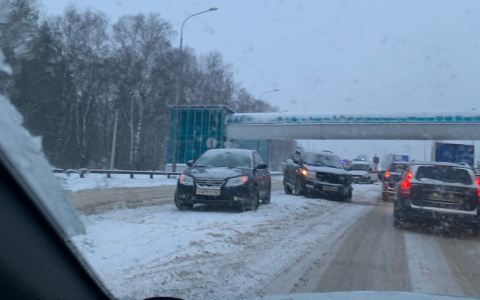 В Борском районе столкнулись две иномарки и создали пробку утром 29 января (ВИДЕО)