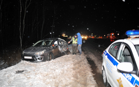 Цистерна с битумом перевернулась на трассе недалеко от Дзержинска (ФОТО)