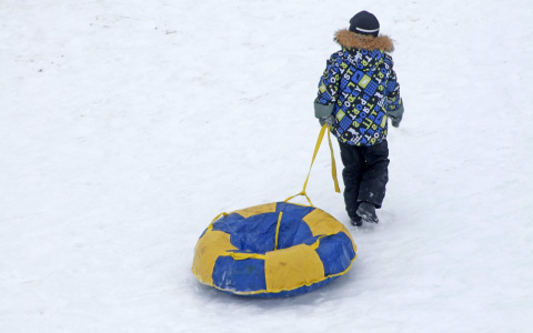 13-летний школьник погиб под колесами автомобиля, катаясь на тюбинге в Городце (ФОТО)
