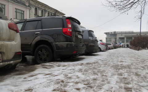 На улицах Ванеева и Алексеевской в марте запретят остановку автомобилей