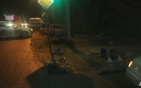 Водитель «Лады Веста» сбил двух пешеходов в Балахне: один из парней погиб