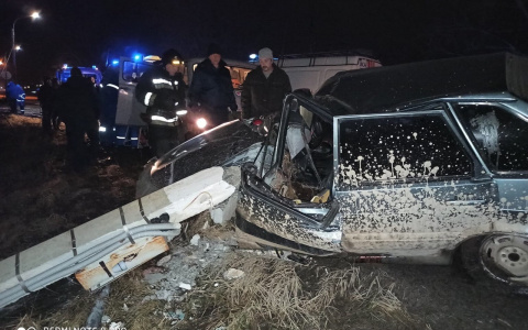 Вместо авто осталась груда металла: пьяный водитель легковушки снес световую опору в Арзамасском районе