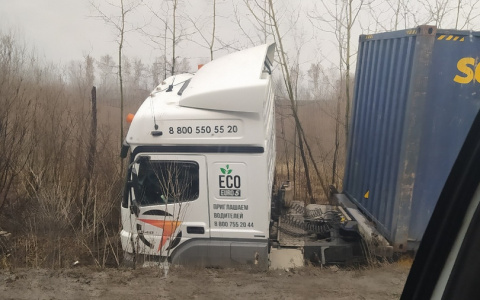 Фура скатилась в овраг в Нижнем Новгороде (ФОТО)