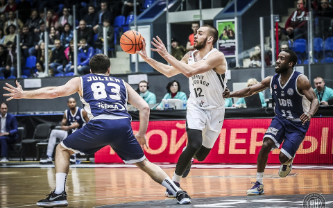 Баскетбольный чемпионат встал на паузу из-за пандемии коронавируса