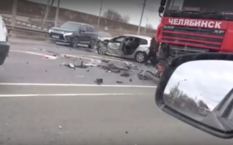 Иномарка протаранила фуру на трассе в Кстовском районе (ВИДЕО)
