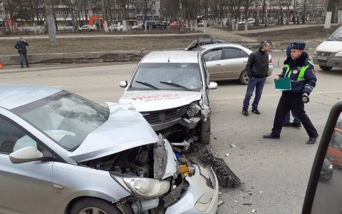 Массовая авария на проспекте Гагарина: столкнулись четыре автомобиля (ФОТО)