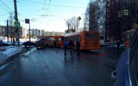 Маршрутка, автобус и легковушка столкнулись в Верхних Печерах