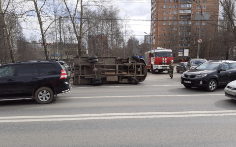 Серьезная авария на проспекте Гагарина: на проезжей части не смогли разъехаться Газель и иномарка (Фото)