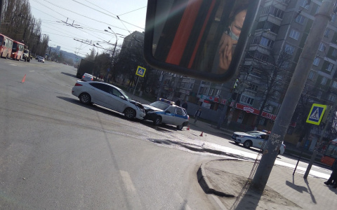 Иномарка и полицейский автомобиль не разъехались на Автозаводе (ВИДЕО)