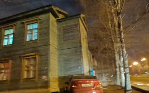 Иномарка протаранила жилой дом в Московском районе Нижнего Новгорода