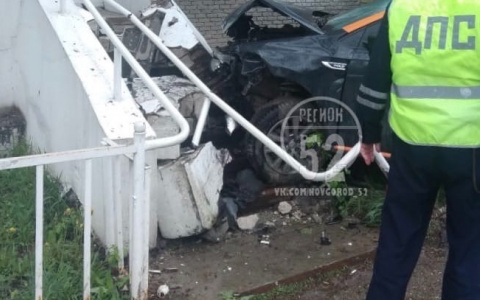 Каршеринговый автомобиль снес крыльцо магазина в Нижнем Новгороде (ФОТО)