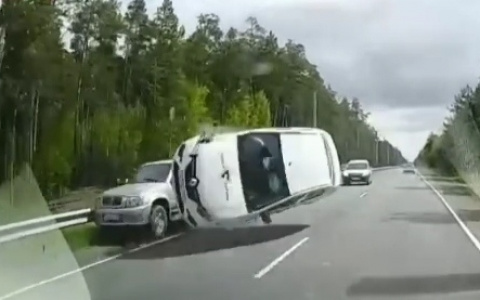 Два человека пострадали в массовом ДТП на Решетихинском шоссе (Видео)