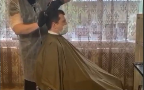 Глеб Никитин подстригся в парикмахерской, открывшейся во время карантина (ФОТО, ВИДЕО)