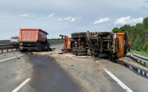 Два большегруза столкнулись на нижегородской трассе и перегородили движение