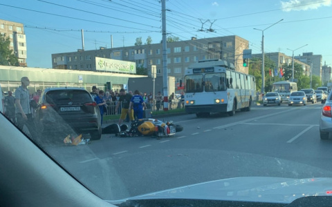Дорогая иномарка и мотоцикл столкнулись в Дзержинске: есть пострадавшие (ФОТО, ВИДЕО)