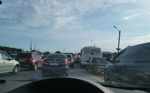 «Неудобства ради многих лет комфорта»: около Ольгино ограничили движение транспорта до декабря